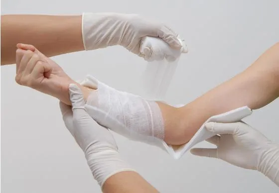 Medical Wound Dressing Red (Blue) Line Elastic Crepe Bandage Medical ISO13485 Approved with OEM